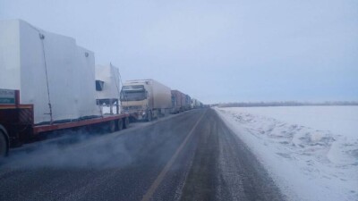 600 большегрузов стоят в очереди на российско-казахстанской границе в ЗКО