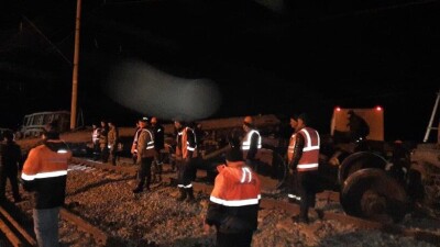 В Жамбылской области продолжается восстановление путей на месте схода грузовых вагонов