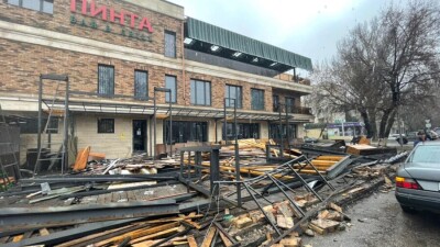 В Алматы снесли летник ресторана "Пинта". Он был построен незаконно