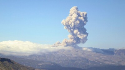 Вулкан Эбеко на Курильских островах выбросил столб пепла высотой почти в два километра