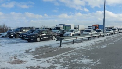 Более 800 автомобилей скопилось на закрытой трассе в Акмолинской области