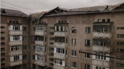 В Талдыкоргане ураган сорвал крыши с жилых домов и повалил деревья