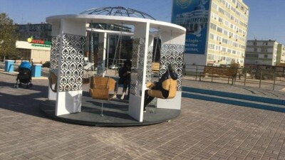 Подрядчик объяснил, почему качели за 5 млн тенге сломались в Актау вскоре после установки