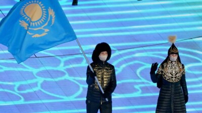 Сакральный цвет, камни, бисер. Дизайнер рассказала, как создавала костюмы знаменосцев РК на Олимпиаде