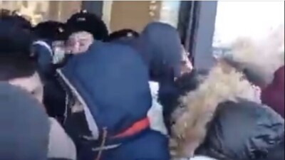 В Нур-Султане розыгрыш призов, который устроил цветочный магазин, собрал больше 2000 человек