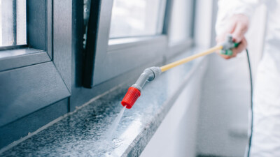 Два человека погибли и шесть пострадали после травли насекомых в Актау