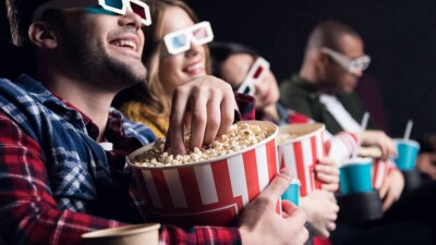 В Алматы более 3000 вакцинированных получили скидки в кино, боулинг и на фитнес