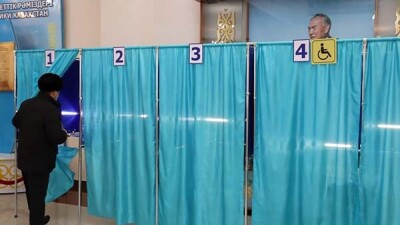 На избирательном участке в Костанае не сняли портрет Назарбаева, он вмонтирован в стену