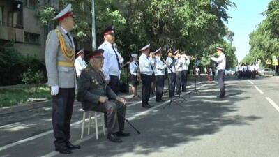 Полицейские устроили концерт для ветерана ВОВ во дворе его дома в Алматы