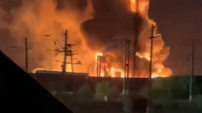 В Караганде на заводе по переработке вторсырья загорелись шины. К тушению привлекли пожарный поезд