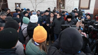 "Регистрация – это дорого". Владельцы авто с российскими номерами собрались перед спецЦОНом в Нур-Султане