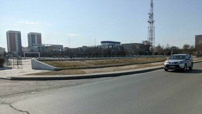 В Актау демонтировали поле с пластиковыми тюльпанами