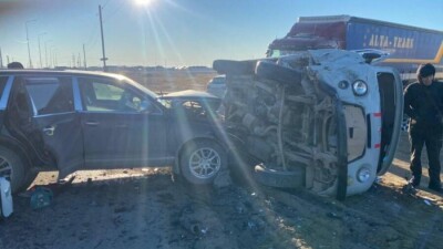 В Атырау "скорая" перевернулась после столкновения с авто, пострадали два человека