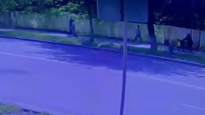 В Алматы полиция ищет водителя, который на самокате сбил четырёхлетнего ребёнка на тротуаре