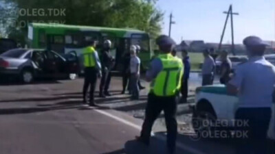 В Талдыкоргане школьный автобус столкнулся с двумя машинами, пострадали пятеро детей