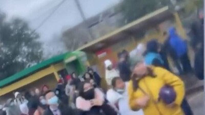 В акимате Алматы назвали причину столпотворения на остановке возле 7-й больницы