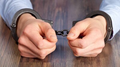 В Актобе полицейский пытался вернуть вложенные в финпирамиду деньги, но получил семь лет заключения