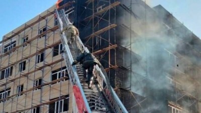 В Актау в строящейся новостройке произошёл пожар. Огонь охватил почти половину здания