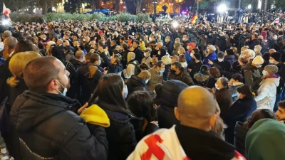 Тысячи человек протестуют в Тбилиси из-за итогов местных выборов