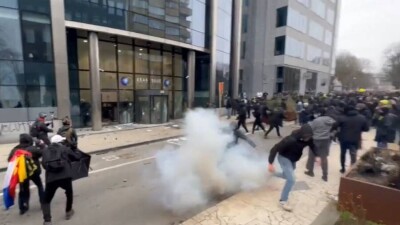 Полиция применила водомёты и слезоточивый газ для разгона митинга против санитарных мер в Брюсселе