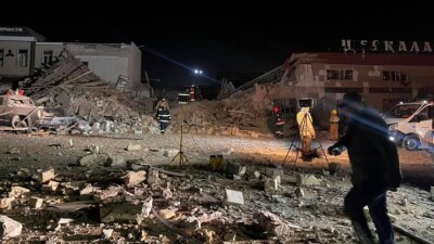 Спасатели продолжают разбирать завалы на месте взрыва здания с кафе в Актау