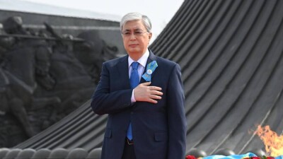Президент возложил цветы к монументу "Отан Ана"