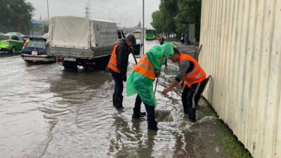 В Алматы в ликвидации последствий сильного дождя задействовали 674 рабочих