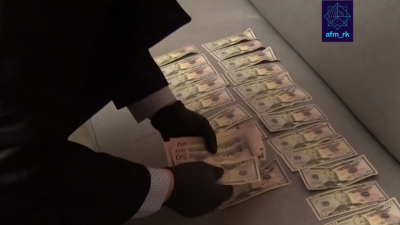 В Нур-Султане задержали сбытчиков фальшивых долларов