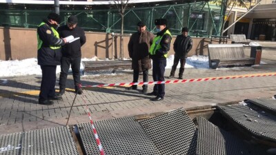 В Алматы коммунальные службы повредили сухой фонтан на улице Панфилова. Полиция составила протокол