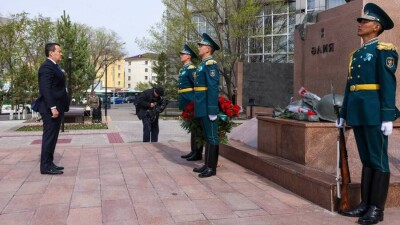 Алихан Смаилов, Ерлан Карин, Маулен Ашимбаев почтили память участников ВОВ