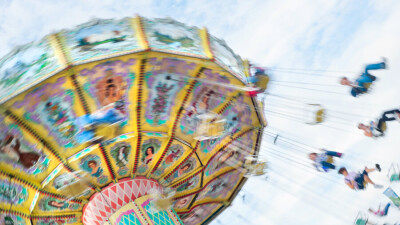 Восемь детей пострадали в результате падения с аттракциона в парке Уральска