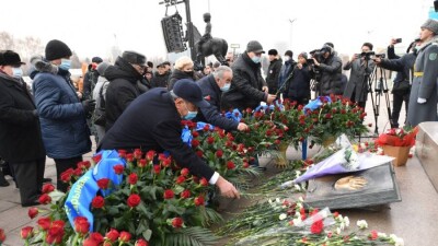 В Алматы возложили цветы к монументу Независимости