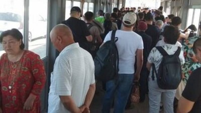 Сбой системы в пункте пропуска спровоцировал пробку на границе Кыргызстана с Казахстаном