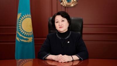 Глава Минкультуры приняла поэтическую эстафету к 90-летию Мукагали Макатаева. Она прочла "Үш бақытым"
