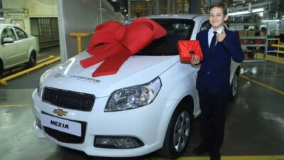 Школьнику из Костаная, который спас из горящего дома четверых детей, подарили автомобиль