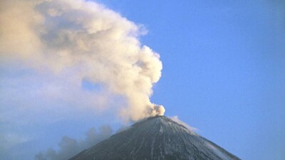 На Камчатке вулкан Шивелуч выбросил столб пепла высотой 3 километра