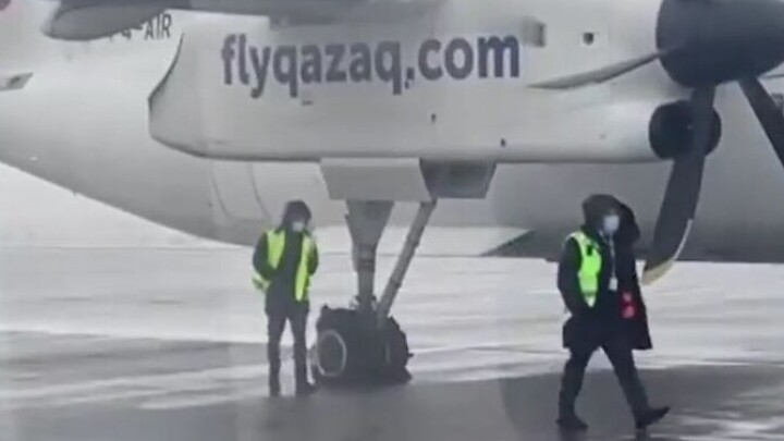 В Алматы у самолёта Qazaq Air после посадки лопнула шина