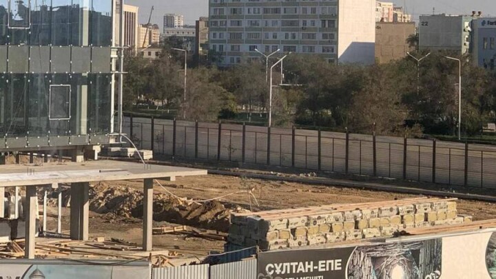 В сквере Актау вырубили деревья для строительства банка
