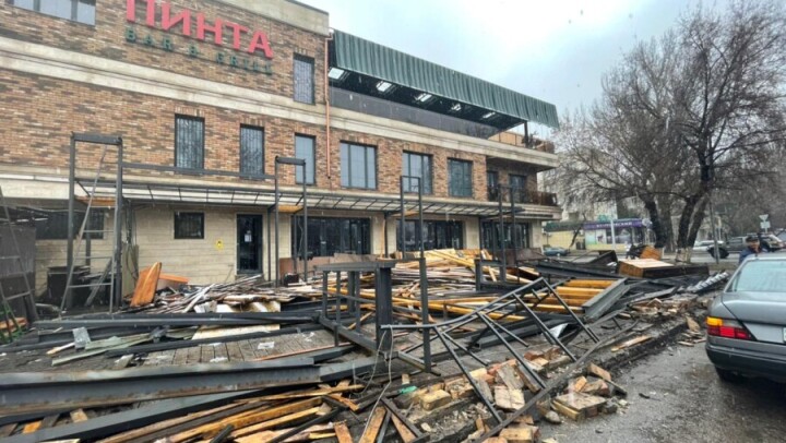 В Алматы снесли летник ресторана "Пинта". Он был построен незаконно