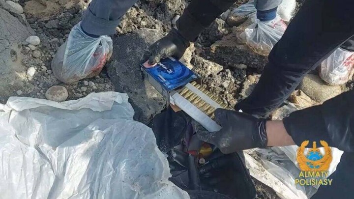 Очередной тайник с оружием и боеприпасами нашли во дворе жилого дома в Алматы
