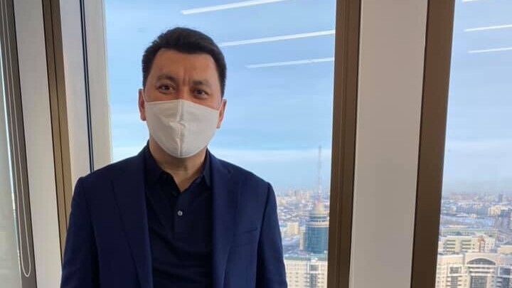 Ерлану Карину ввели вторую дозу казахстанской вакцины QazCovid-in