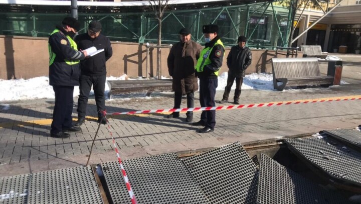 В Алматы коммунальные службы повредили сухой фонтан на улице Панфилова. Полиция составила протокол
