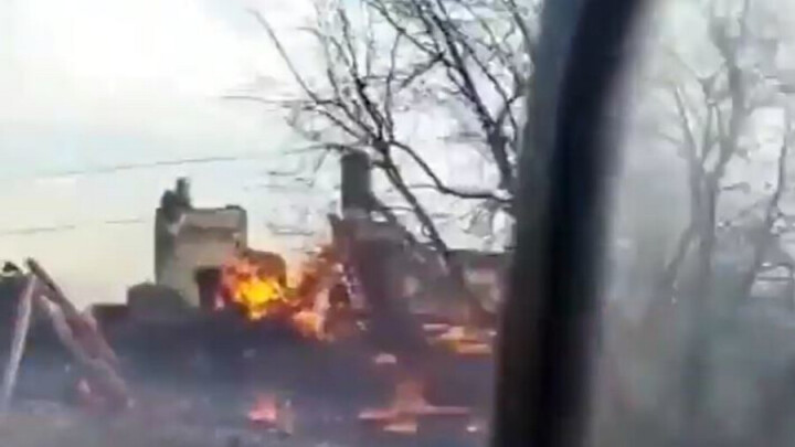 В одном из сёл Северо-Казахстанской области огонь уничтожил три жилых дома и надворные постройки