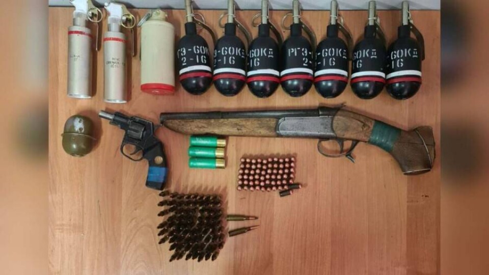 Тайник с оружием нашли в лесополосе по дороге в урочище Медеу в Алматы