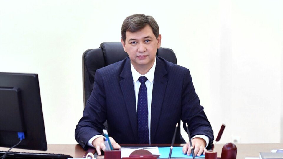 Главному санврачу Казахстана объявили выговор за то, что он не носит значок партии Nur Otan