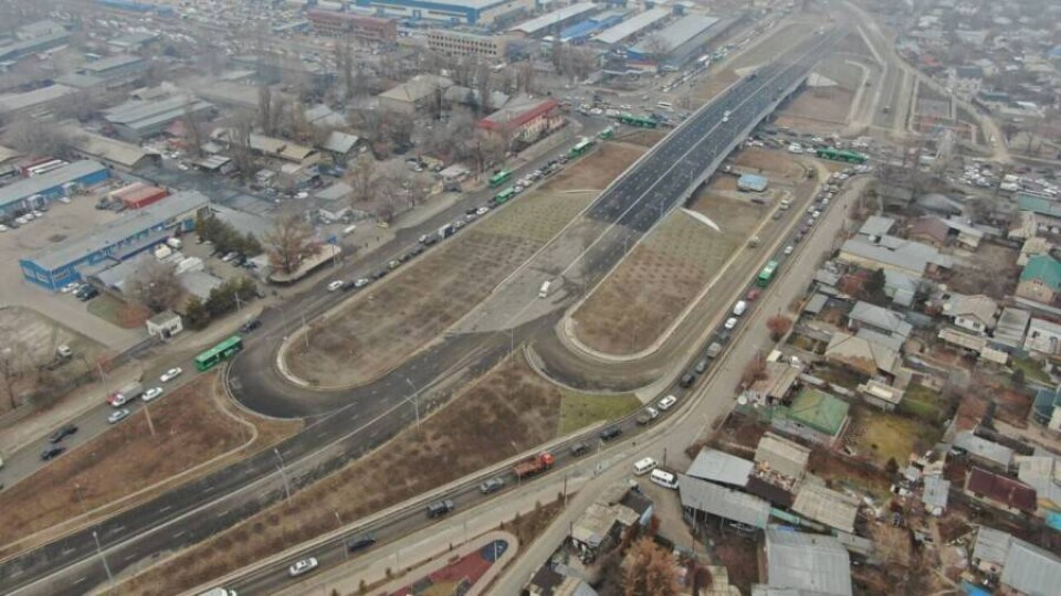 После жалоб алматинцев на новой развязке по проспекту Рыскулова изменили схему движения