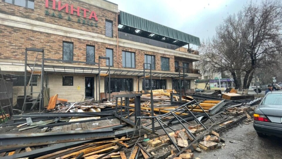 В Алматы снесли летник ресторана "Пинта". Он был построен незаконно