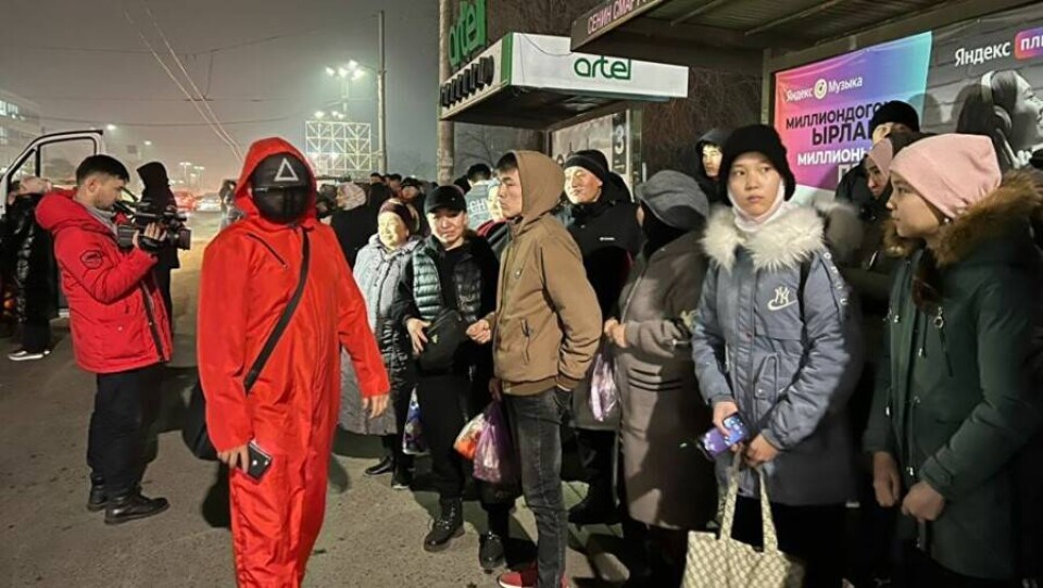 Сотрудники мэрии Бишкека провели рейд в костюмах из "Игры в кальмара"