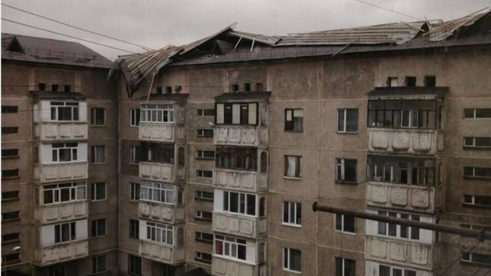 В Талдыкоргане ураган сорвал крыши с жилых домов и повалил деревья