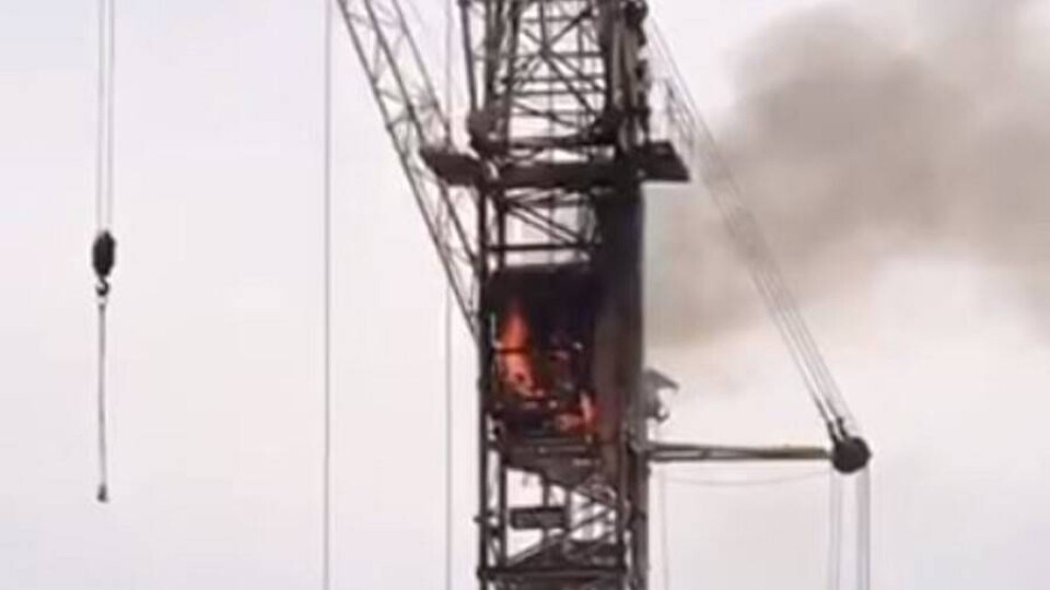 В Нур-Султане горел башенный кран на стройке жилищного комплекса